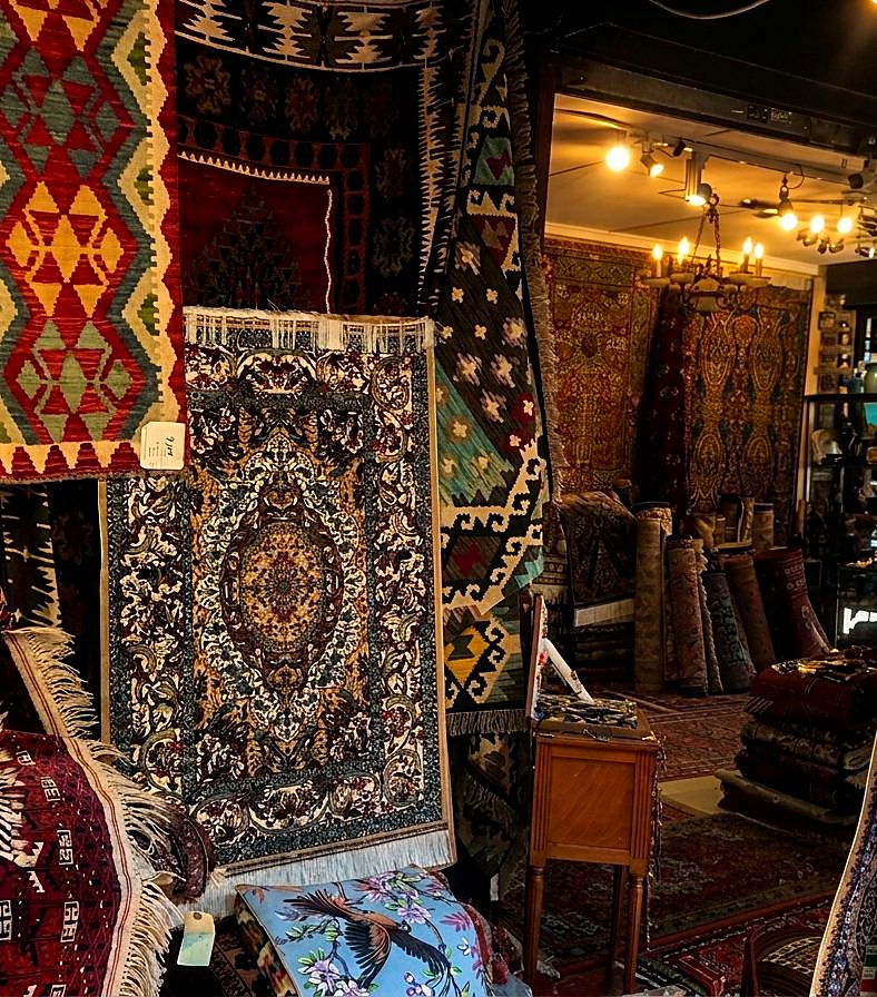 L'échoppe d'Aladdin Antique and Rugs au marché Vernaison — vitrines de porcelaines et de verrerie